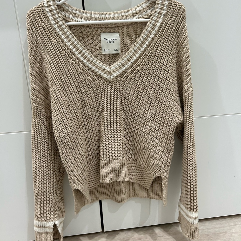 Abercrombie & Fitch Tan V-Neck Sweater with Ribbed Knit